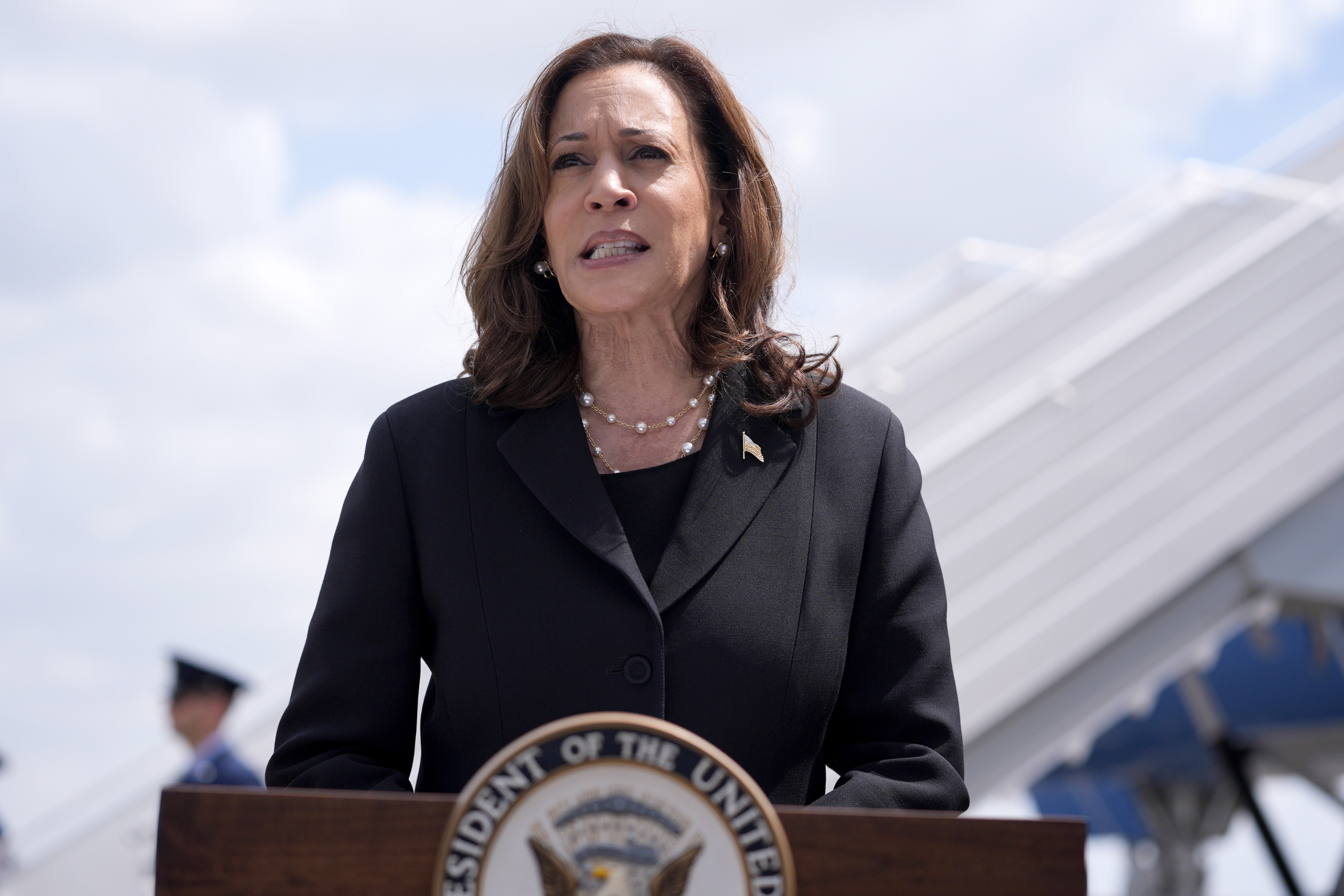 https://salarnews.in/public/uploads/images/newsimages/maannewsimage05082024_232442_kamala harris.jpg